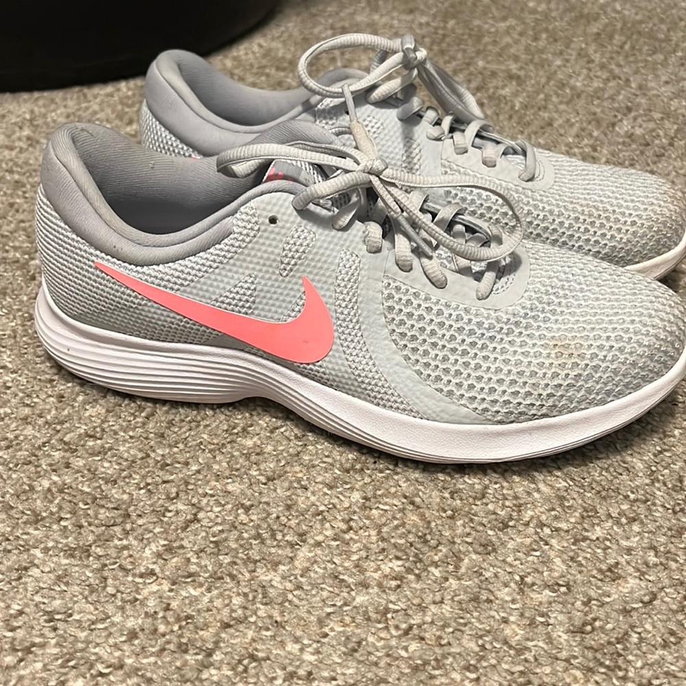 Womans Nike Tennis Shoe 9